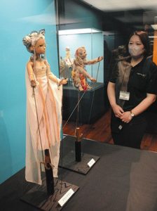 プリンプリン（手前）が旅する「プリンプリン物語」の人形を中心に友永詔三さんの作品が並ぶ展示会場＝いずれも飯田市川本喜八郎人形美術館で