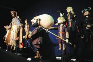 特徴的なデザインの人形が目を引く。中央は頭の大きい「ルチ将軍」