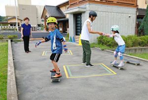 スケートボードを楽しむ親子＝志賀町高浜町で