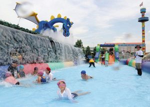 プールで水遊びを楽しむ子どもたち＝名古屋市港区のレゴランド・ジャパンで