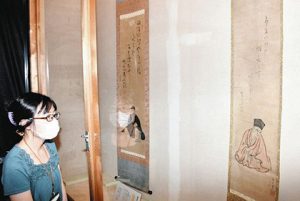 「古池や」の句を記した作品などが並ぶ会場＝伊賀市上野丸之内の芭蕉翁記念館で