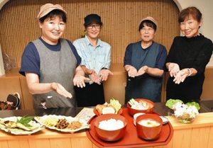 手作り料理が自慢の店で働く地元の女性たち