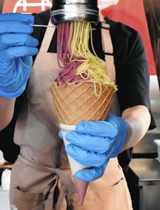 ２色のクリームが同時に絞り出される様子も楽しめる「蜜芋のふたいろ♪モンブランジェラート」＝松本市で
