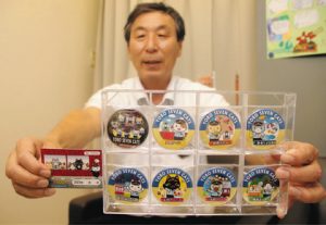 「YORO SEVEN CATS」の結成1周年で発売された缶バッジと１日フリーきっぷセット＝大垣市木戸町で