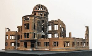 ブロンズ製の原爆ドームの模型