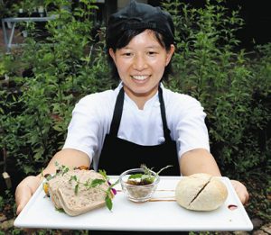白山麓でとれたイノシシ肉やハーブを使ったテリーヌを作った乙川朋加さん＝白山市女原で