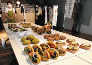 各店舗が「レアベジ」を使って創作したオリジナルパン＝金沢市の金沢未来のまち創造館で
