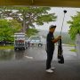 初日1Rは悪天候で中断。選手たちは一度引揚げる。雨に濡れたクラブのメンテに余念がない竹谷佳孝。