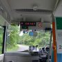 JR羽立駅から乗車した乗り合いバスは山間部の狭い山道を走る、地域の重要な交通インフラだ。運賃は一律200円。