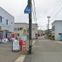 北浦バス停。左に行くと港、右側が浮田交通営業所となっている「うきた商店」。生鮮食品、雑貨など扱い店の前に休憩スペースもある地域の交流、憩いの場所にもなっているみたい。