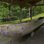真山神社札所の前に置かれている「丸木舟」、その昔男鹿の人々は丸木舟で漁をしていた。岩場でぶつけても壊れにくく非常に丈夫で100年の耐久性があるといわれる。男鹿最後の舟大工が平成5年に引退するとき記録に残すために作られた。