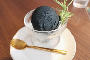 想像以上に真っ黒な見た目だが、バニラ味がする竹炭ジェラート＝いずれも岐阜市竜田町で