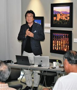 トークイベントで世界遺産の撮影について語る富井義夫さん