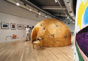 「おならうた」のドーム（中央）などが並ぶ展示室＝清須市はるひ美術館で