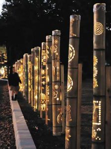 多彩な絵柄や模様を表現した竹あかり＝豊川市の豊川公園で