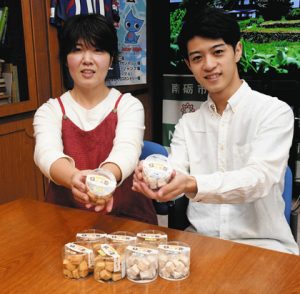 南砺市産米粉を使った和菓子「きゅーぶ」を紹介する朝山直洋さん（右）と窪田美奈子さん＝南砺市役所で