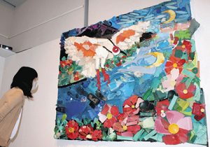 海岸で集めたごみを使い、中学校３校の美術部員が共同制作したアート作品＝能美市大成町で