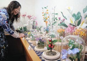 ずらりと並んだ「日本の植物学の父」にちなむ作品
