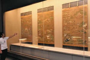 国の重要文化財の絹本著色法華経曼荼羅図