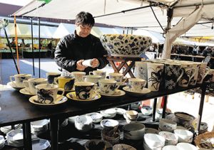 全国から集まった陶磁器が並ぶ会場＝彦根市古沢町で