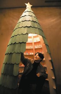 学生たちが制作したクリスマスツリー＝金沢市広岡のハイアットセントリック金沢で