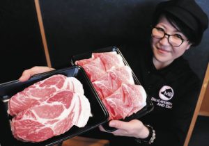 松阪豚Ｔ２２０の肉を披露する橋本さん＝松阪市高町のまつぶたで
