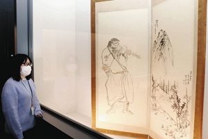 松浦武四郎が描いた蝦夷人物びょうぶ＝いずれも松阪市小野江町の「松浦武四郎記念館」で