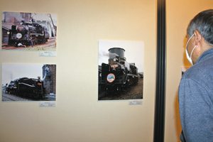 １０年ぶりに復活した「ＳＬわかさ号」の写真＝いずれも小浜市の県立若狭歴史博物館で