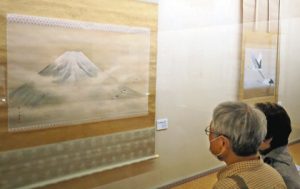 富士山とツルを描いた日本画＝名古屋市昭和区の桑山美術館で