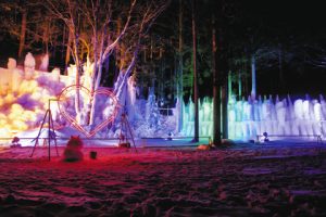 色とりどりに照らされた氷柱＝奥飛騨温泉郷一重ケ根の親水公園で