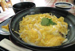 ３月までの期間限定で提供されるしらうお丼＝桑名市赤須賀のはまぐりプラザで