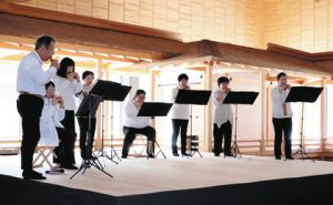 能舞台で美しい音色を響かせるコカリナアンサンブル木音のメンバー＝福井市の一乗谷朝倉氏遺跡博物館で