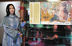恋するもののあはれ展のイラストを紹介するファーストサマーウイカさん＝いずれも大津市の石山寺で