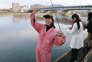 長良川にオープンした管理釣り場で、ニジマス釣りを楽しむ人たち＝岐阜市湊町のアングラーズフィッシングパークＮＡＧＡＲＡで