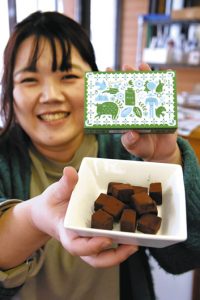 しぼりたて生チョコを紹介する関口さん＝飛騨市古川町で