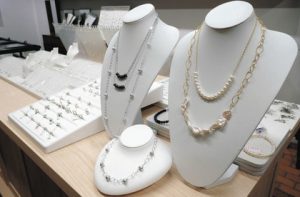 大山真珠店で展示・販売されている宝飾品＝いずれも伊勢市本町で