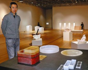 卒業制作展で優秀作品賞に選ばれた王承龍さん＝いずれも富山市西町のガラス美術館で