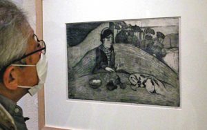 ゴーギャンの「いちじくと女」を見る人＝いずれも豊橋市美術博物館で