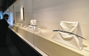 初公開された、結城宗広が使ったとされる刀剣（右）＝津市垂水の石水博物館で