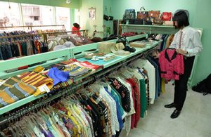 古着店「メトロポリタン」で、色鮮やかな服を並べる奥瀬高広さん