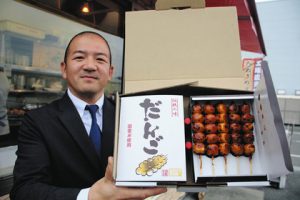 全国区の人気となった「はしまだんご」を紹介する斉藤さん＝羽島市江吉良町江中の羽島ダンゴで