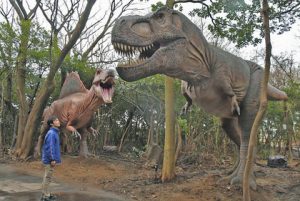 肉食恐竜エリアにいるティラノサウルス（右）。鋭い歯の生えた口を動かす
