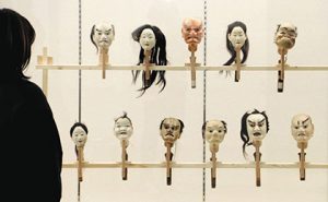 ひときわ存在感を放つ「あやつり人形の首」。江戸時代の大野町の庶民文化を伝える＝常滑市とこなめ陶の森資料館で