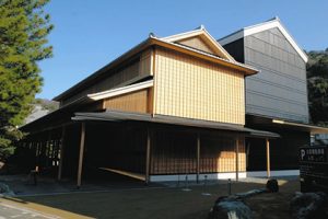 御福餅本家の新工場の外観。入り母屋屋根や下見板張りなどの伝統技法を使う