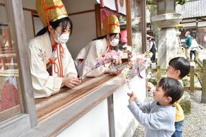 毎年春に開催される「花換まつり」＝敦賀市金ケ崎町で