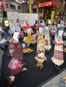 商店街で和服の参加者が披露する「金のしゃちほこ」＝名古屋市中区大須３のふれあい広場で