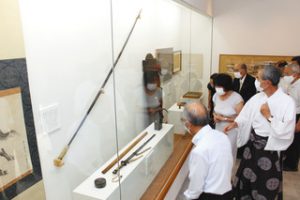 史料館で、伊勢神宮から奉納された太刀や弓を見学する関係者ら＝いずれも浜松市北区引佐町で