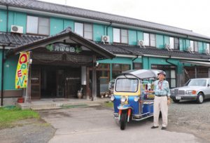 １５日にゲストハウス「片野の森」をオープンする中口志良さん＝加賀市片野町で
