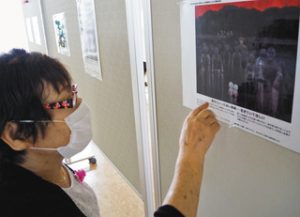 広島の高校生が被爆者の証言を聞きながら描いた作品の複製が並ぶ会場＝県庁で
