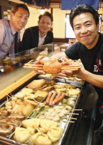 おでんやカニのコースと宿泊をセットにしたプランをＰＲする（左から）高柳俊也さん、野崎英則さん、中島清さん＝金沢市笠舞本町で